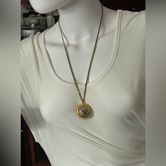 Vtg Gold Tone Puff Flower Charm Pendant/Medallion Necklace - Picture 6 of 7